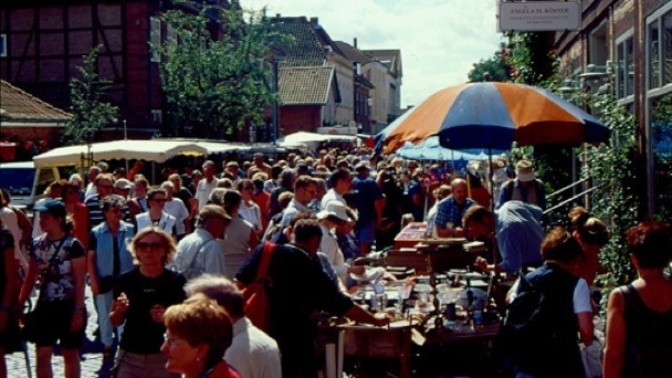 Volle Straßen beim Stadtfest in der Eutiner Altstadt